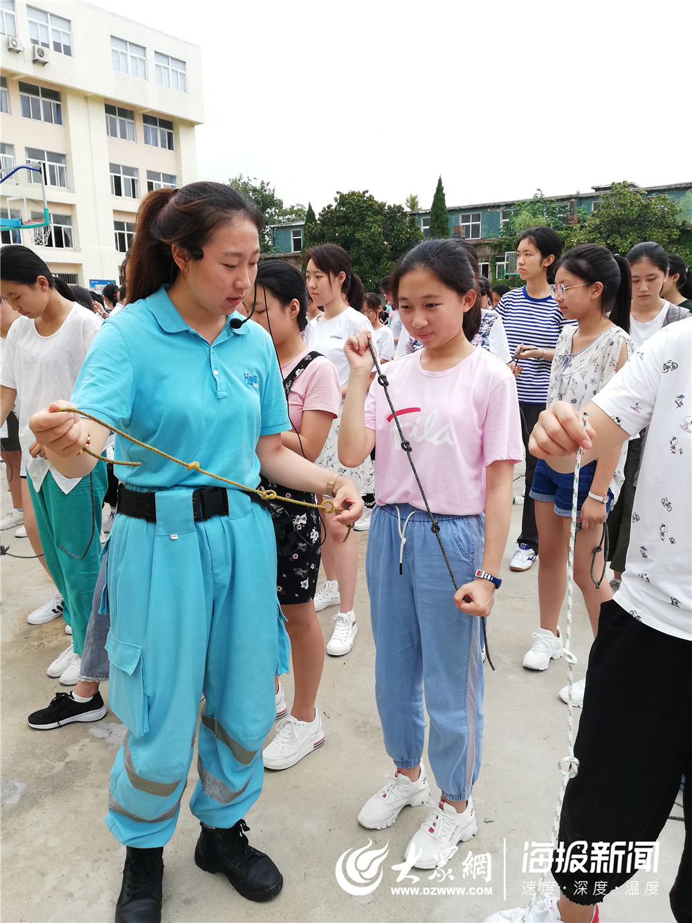 青島幼兒示范學(xué)校學(xué)生學(xué)習(xí)結(jié)繩技能
